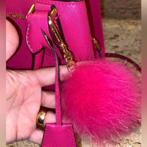 MICHAEL KORS DESIGNER HANDBAG WITH MATCHING POMPOM BALL - Picture 3 of 5